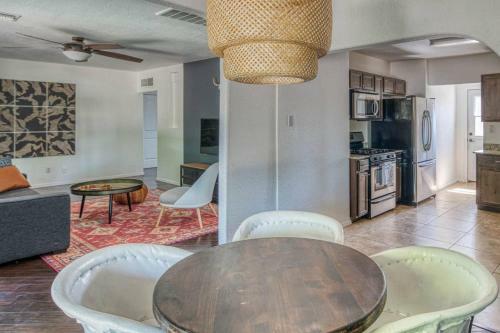 Stylish 3br Home In Phoenix By Wanderjaunt