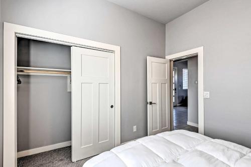 Upscale Phoenix Home With Backyard, Near Golf!