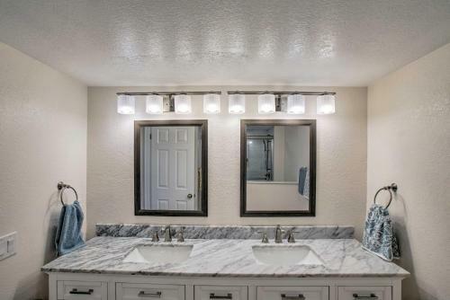 Apartamento Modern Paradise Valley Escape With Pool Access!