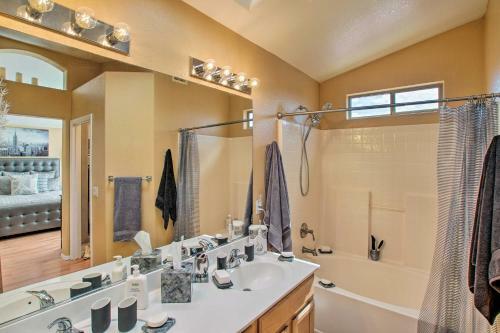 Luxury Glendale Getaway With Hot Tub And Patio!