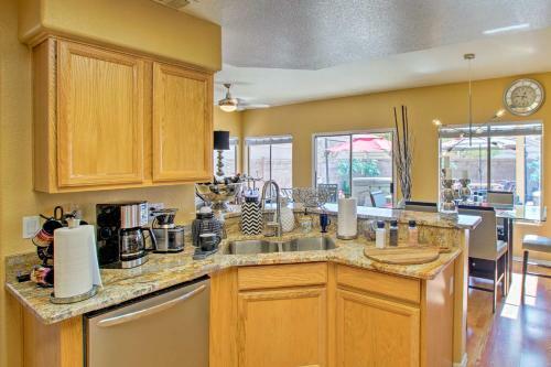 Luxury Glendale Getaway With Hot Tub And Patio!