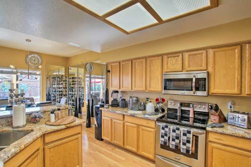 Luxury Glendale Getaway With Hot Tub And Patio!