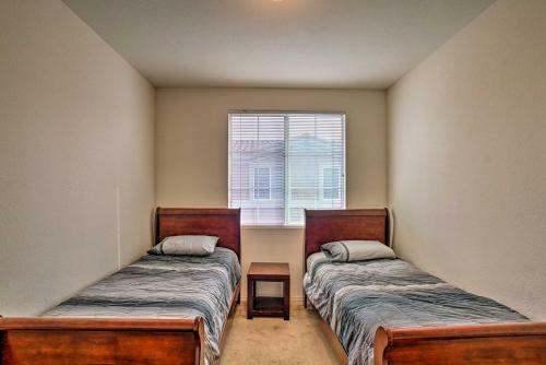 North Phoenix Townhome With Balcony, Pool Access