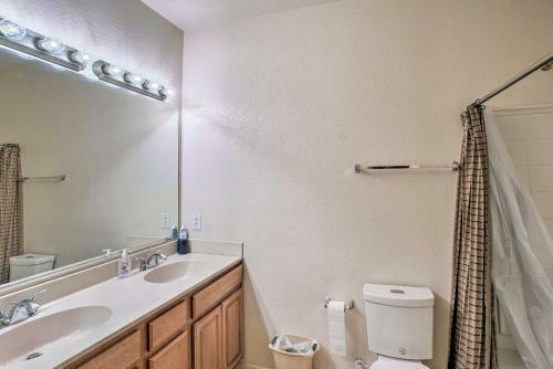 North Phoenix Townhome With Balcony, Pool Access