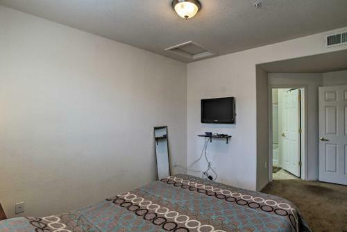 North Phoenix Townhome With Balcony, Pool Access