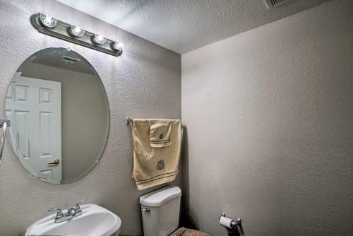 North Phoenix Townhome With Balcony, Pool Access