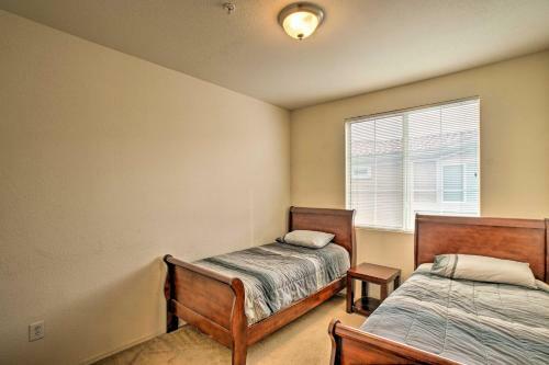 North Phoenix Townhome With Balcony, Pool Access