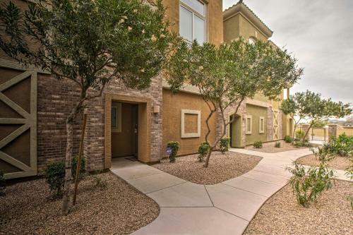 North Phoenix Townhome With Balcony, Pool Access