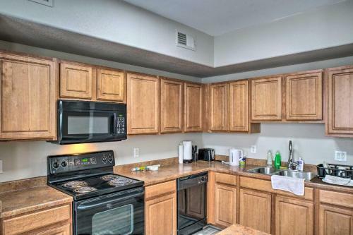 North Phoenix Townhome With Balcony, Pool Access