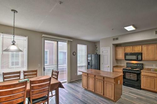 North Phoenix Townhome With Balcony, Pool Access