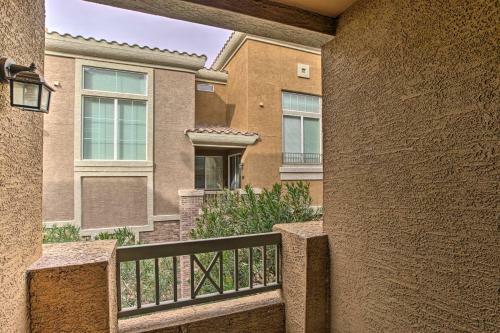 North Phoenix Townhome With Balcony, Pool Access
