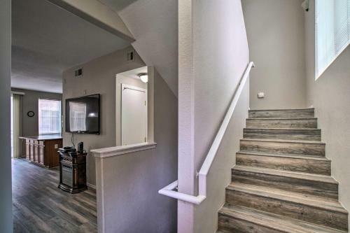 North Phoenix Townhome With Balcony, Pool Access