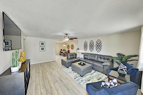 Family Friendly Home With Heated Pool & Waterslide Home
