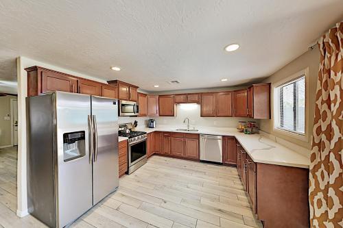 Family Friendly Home With Heated Pool & Waterslide Home
