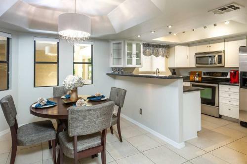 Comfort And Style In The Phoenix Biltmore Area!