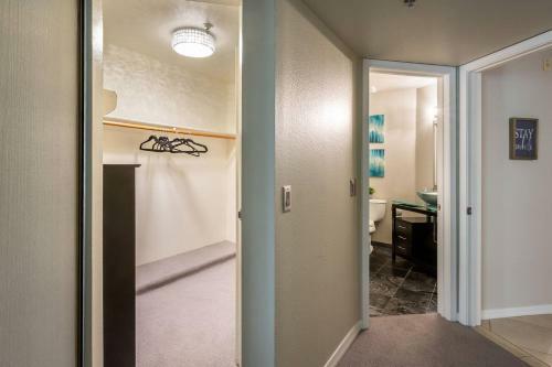 Comfort And Style In The Phoenix Biltmore Area!