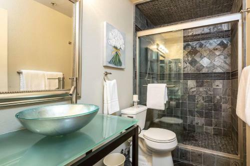 Comfort And Style In The Phoenix Biltmore Area!