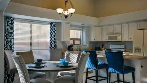 Cozy Home With Spacious Kitchen & Mountain Views