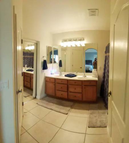 Cozy Home With Spacious Kitchen & Mountain Views