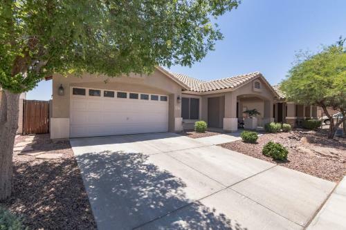 Cozy Home With Spacious Kitchen & Mountain Views