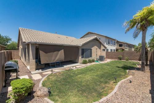 Cozy Home With Spacious Kitchen & Mountain Views