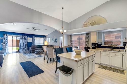 Cozy Home With Spacious Kitchen & Mountain Views