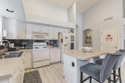Cozy Home With Spacious Kitchen & Mountain Views