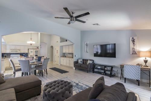 Cozy Home With Spacious Kitchen & Mountain Views