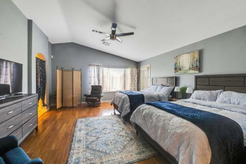 Cozy Home With Spacious Kitchen & Mountain Views