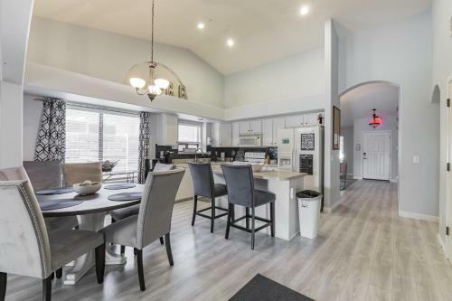 Cozy Home With Spacious Kitchen & Mountain Views