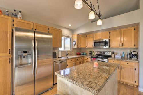 Spacious Glendale Home With Pool, Covered Patio