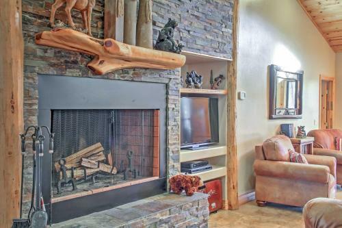 Rustic Lakeside Cabin On 3 Acres With Nature Views!