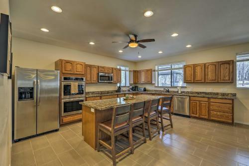 Spacious Pinetop-lakeside Home With Hot Tub On 1 Acre