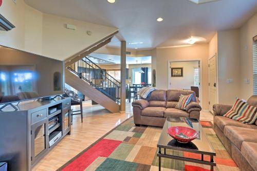 Phoenix Townhome With Pool Access, 13 Mi To Old Town!