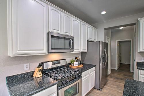 Spacious Desert Oasis With Pool And Game Room!