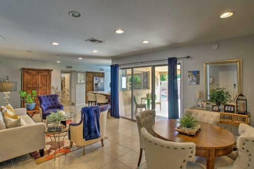 Colorful Home With Grill Less Than 4 Mi To Talking Stick Golf