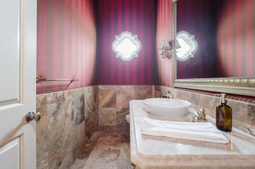 Farrier - Spectacular 7br Mediterranean-style Estate W Pool & Spa