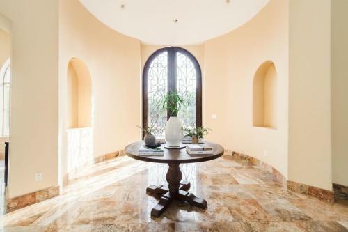 Farrier - Spectacular 7br Mediterranean-style Estate W Pool & Spa