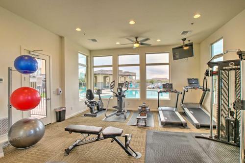 Townhome With Pool Access, Outdoor And Urban Fun!