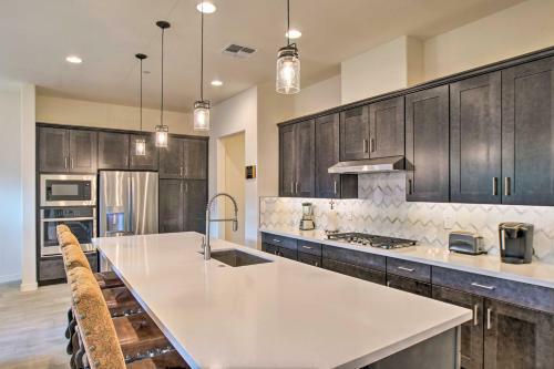 Townhome With Pool Access, Outdoor And Urban Fun!