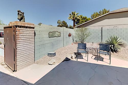 Unique Oasis - Private Pool, Outdoor Kitchen, Gym Home