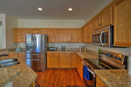 Luxurious Home With Pool, 2 Mi To Surprise Stadium!