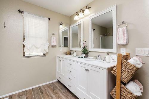 Farmhouse Surprise - 3 Bedroom By Casago