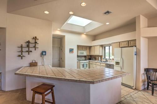Tucson Getaway With Hot Tub, Fireplace And Office!