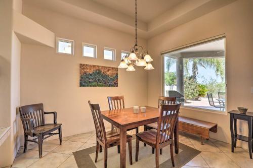 Tucson Getaway With Hot Tub, Fireplace And Office!