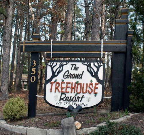 Hotel The Grand Treehouse Resort