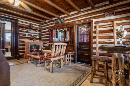 Hotel Log Cabin Inn