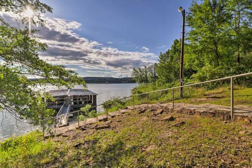 Upscale Lake Retreat With Boat Slips On Greers Ferry!