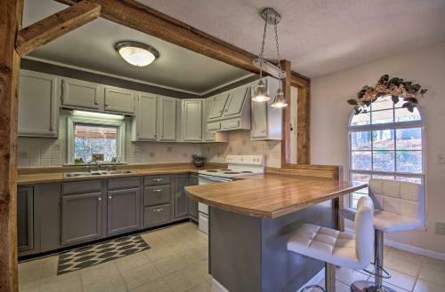 Fisherman-friendly Bull Shoals Home On Lake!
