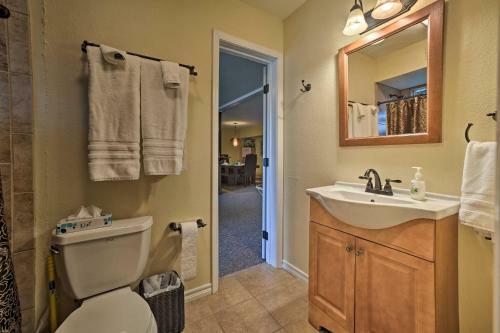 Lakefront Retreat With Dock And Beach 2 Miles To Golf